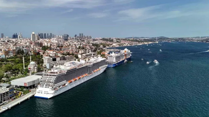 İstanbul Boğazı'nda iki dev kruvaziyer gemisi havadan görüntülendi