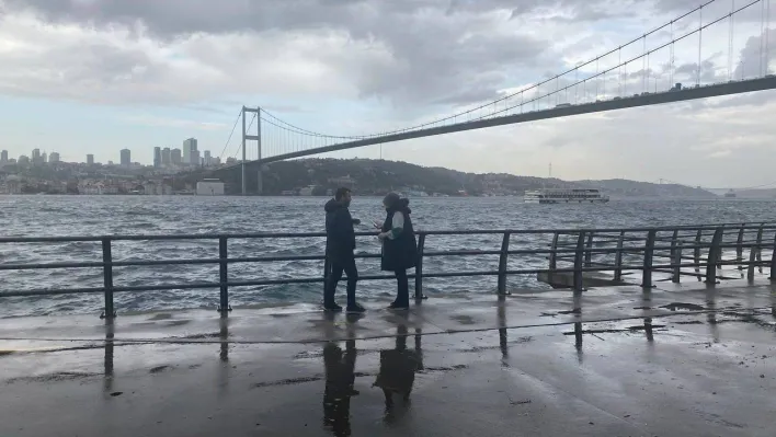 İstanbul Boğazı'nda şiddetli rüzgar etkili oldu