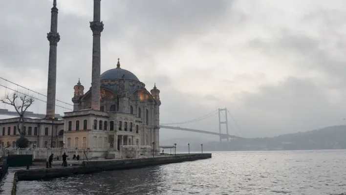 İstanbul Boğazı'nda sis etkili oluyor