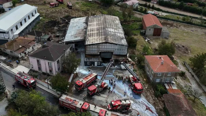 İstanbul Çatalca'da bulunan bir fabrikada bilinmeyen nedenle yangın çıktı. Olay yerine çok sayıda itfaiye ekibi sevk edildi.