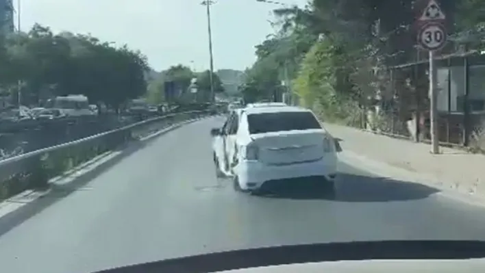 İstanbul'da 'yok artık' dedirten tehlikeli sürüş kamerada: Kazalı araçla yanlayarak seyretti
