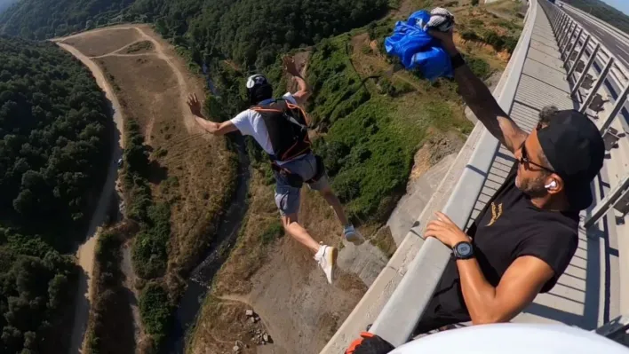 İstanbul'da 86 metrelik viyadükten paraşütle atladılar