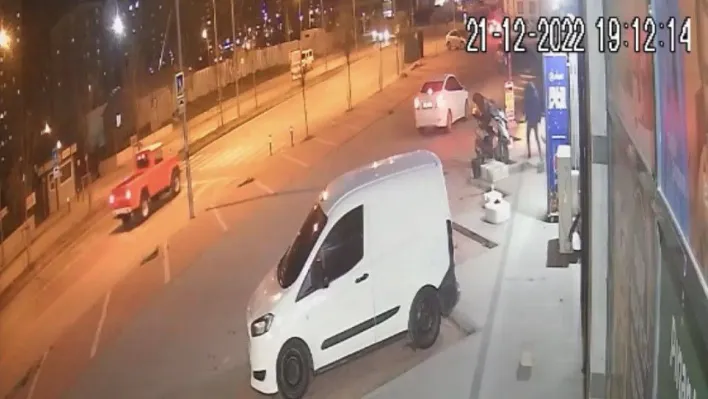 İstanbul'da akıl almaz olay kamerada: İçecek almak isterken 40 saniyede otomobili çalındı