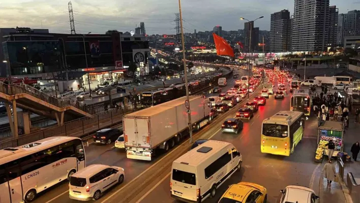 İstanbul'da akşam saatlerinde trafik yoğunluğu yüzde 83'e ulaştı