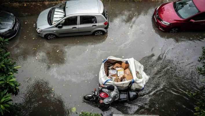 İstanbul'da aniden bastıran sağanak vatandaşlara zor anlar yaşattı