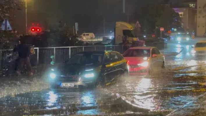 İstanbul'da aniden bastıran sağanak yağmur hayatı felç etti