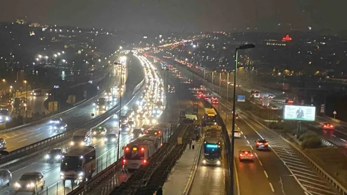 İstanbul'da ara tatilin ardından okulların açılmasıyla sabah trafik yoğunluğu oluştu