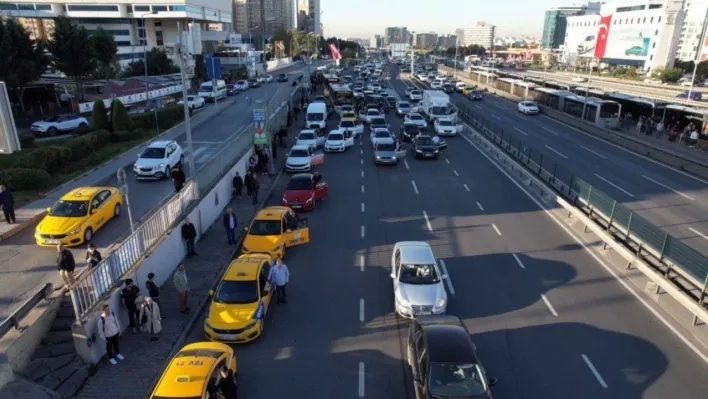 İstanbul'da Ata'ya saygı duruşu