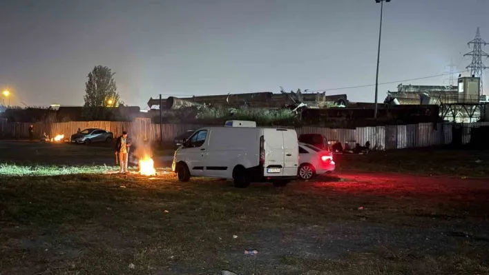 İstanbul'da bazı vatandaşlar deprem endişesiyle geceyi dışarıda geçirmeye devam etti