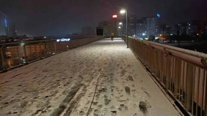 İstanbul'da beklenen kar yağışı başladı