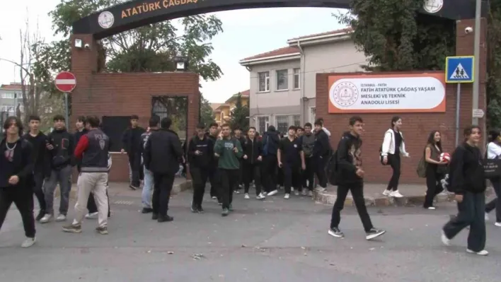 İstanbul'da beklenen sağanak yağış nedeniyle öğrenciler okullarından erken çıktı