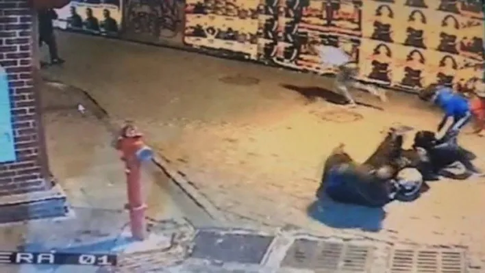 İstanbul'da bıçaklı ve kasklı kavga kamerada: Beşiktaş polisi saldırganları yakaladı