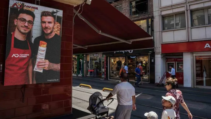 İstanbul'da bir dönercinin ChatGPT ile ürettiği 'ünlü fotoğrafları' gerçeğinden daha çok ilgi gördü, dünya medyasında haber oldu