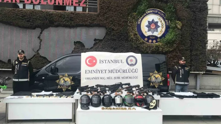 İstanbul'da çete operasyonlarında ele geçirilen silahlar ve motosikletler sergilendi