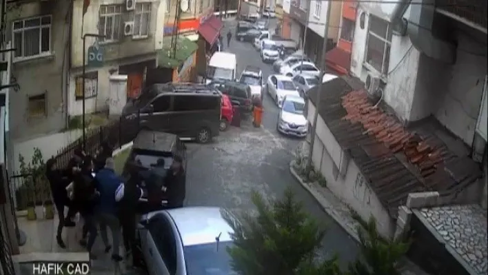 İstanbul'da dehşet anları kamerada: İşyerini basan gruptan bir kişi silahla havaya defalarca ateş açtı