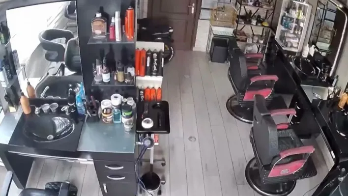 İstanbul'da deprem anı kamerada