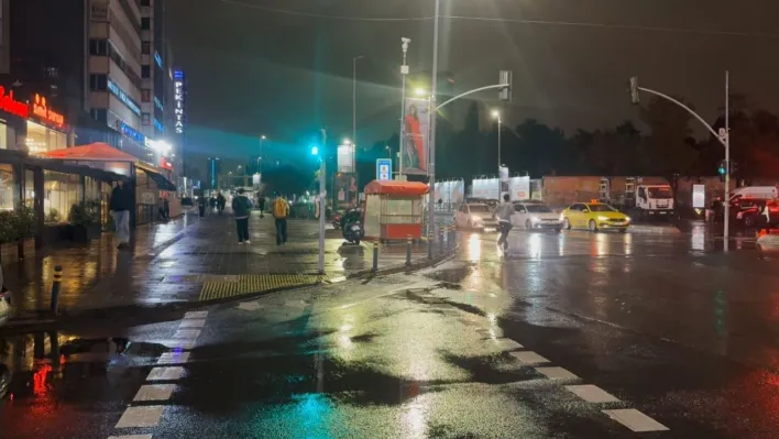 İstanbul'da depremi hisseden vatandaşlar sokağa döküldü