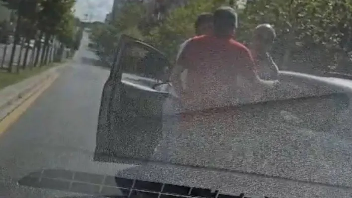 İstanbul'da doktorun dehşeti yaşadığı trafik kavgası kamerada: Maganda aracın camına yumruklar savurdu