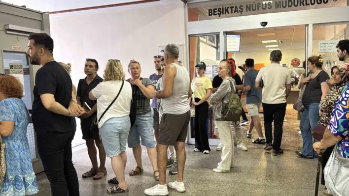İstanbul'da ehliyet yenilemede son gün telaşı, vatandaşlar yoğunluk oluşturdu