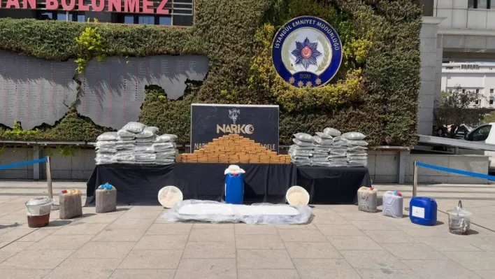 İstanbul'da ele geçirilen uyuşturucu emniyette sergilendi