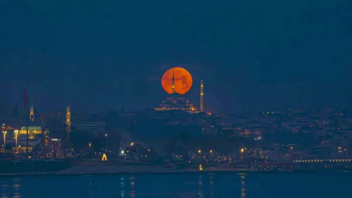 İstanbul'da eşsiz dolunay manzarası mest etti