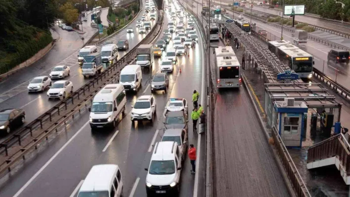 İstanbul'da etkili olan sağanak yağış yoğun trafiğe sebep olurken yağışla beraber ortaya çıkan gökkuşağı kartpostallık manzara oluşturdu