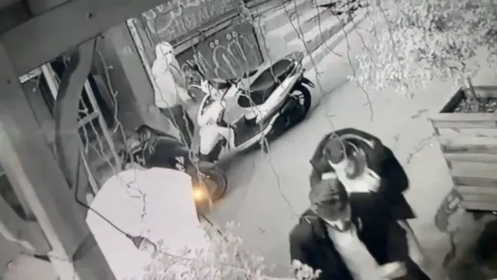 İstanbul'da film gibi olay kamerada: Kaza yaptığı adamı silahla vurdu