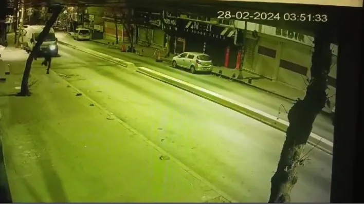 İstanbul'da film gibi olay kamerada: Mekanda içkisini ödettirdi, dışarıda vurulup dövüldü
