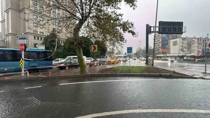 İstanbul'da fırtınada üzerine aydınlatma direği devrilen kurye hayatını kaybetti