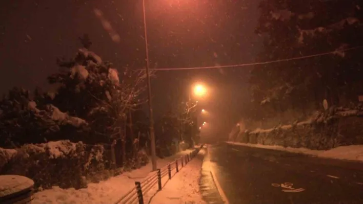 İstanbul'da gece saatlerinde kar yağışı etkili oldu