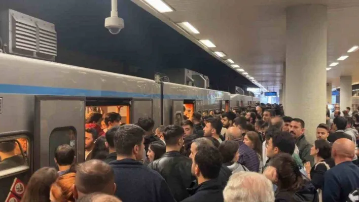 İstanbul'da gelmeyen metrolar ve yürümeyen merdivenler vatandaşları çileden çıkardı