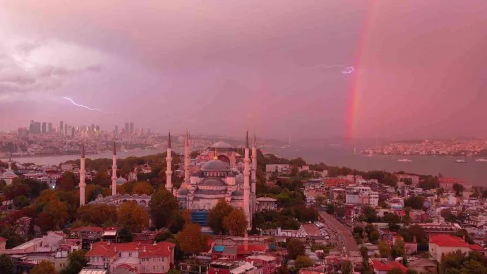 İstanbul'da gökkuşağı ve şimşekler kartpostallık görüntü oluşturdu