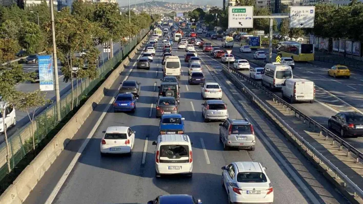 İstanbul'da haftanın son iş gününde trafik yoğunluğu oluştu