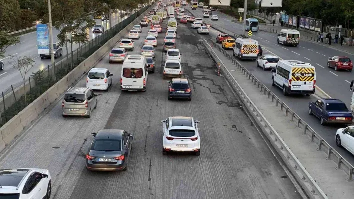 İstanbul'da haftanın son iş gününde trafik yoğunluğu oluştu