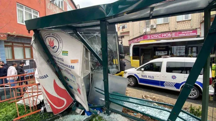 İstanbul'da halk otobüsü dehşeti: Önüne geleni sürükleyip durağa daldı