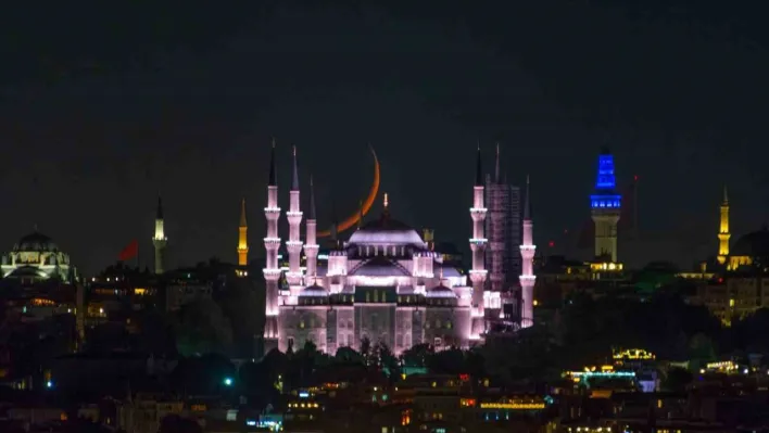İstanbul'da hilal, Sultanahmet Camii ile buluştu