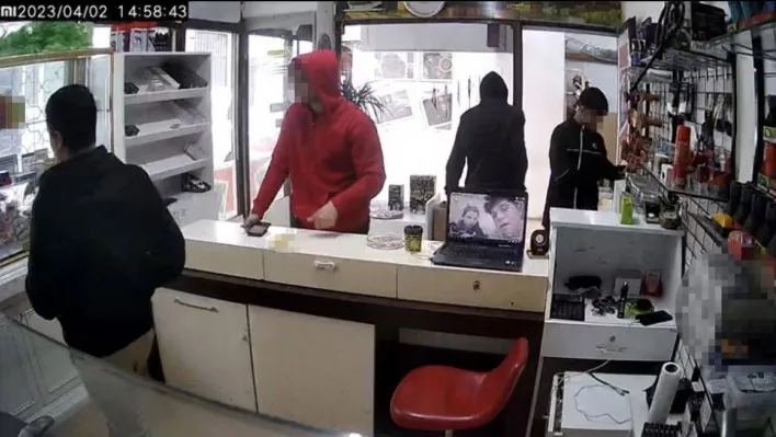 İstanbul'da hırsızın güldüren kaçışı kameraya yansıdı: Kasiyer genç arkasından bakakaldı