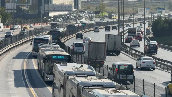 İstanbul'da iki metrobüs çarpıştı: 1 yaralı