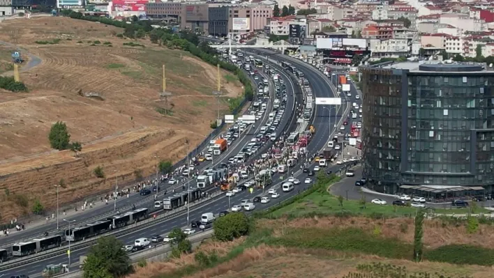 İstanbul'da iki metrobüs yol bakım çalışması nedeniyle çarpıştı