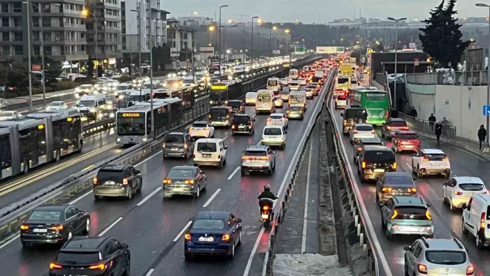 İstanbul'da kar yağışıyla birlikte trafik yoğunluğu yüzde 80'e ulaştı