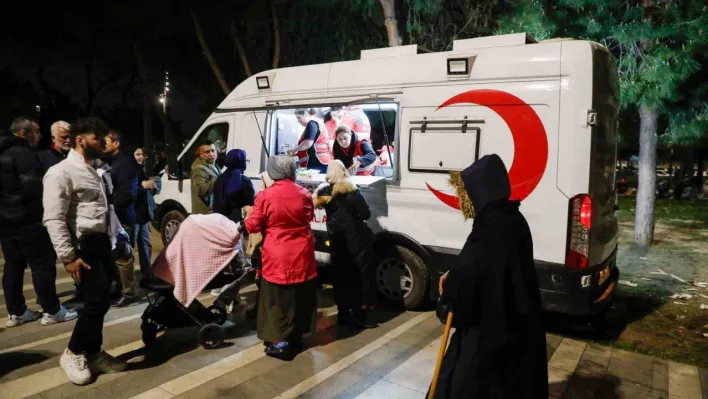 İstanbul'da Kızılay'ın beslenme desteği sabaha kadar sürdü