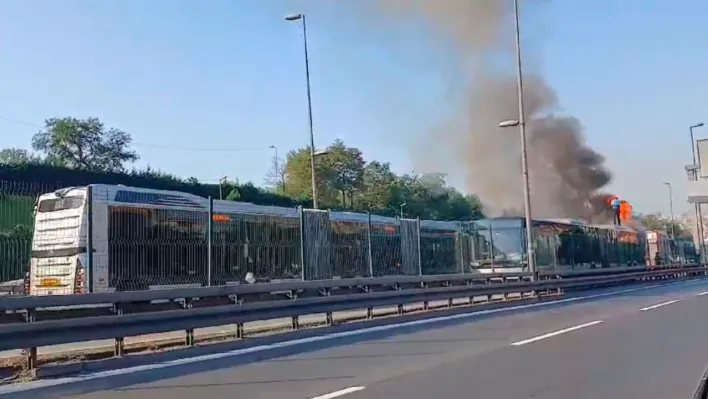 İstanbul'da korkutan metrobüs yangını