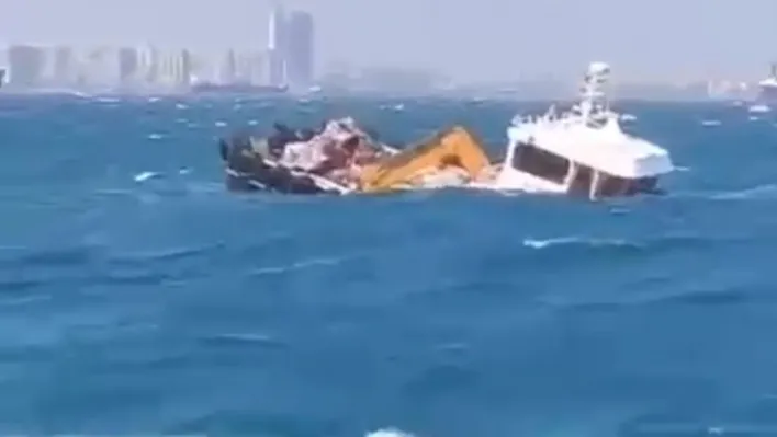 İstanbul'da kuvvetli fırtınada gemi battı: 4 kişi kurtarıldı