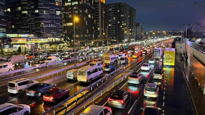 İstanbul'da mesainin son gününde trafik yüzde 90 oldu