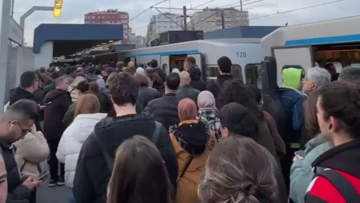 İstanbul'da metro bozuldu, vatandaşlar yolda kaldı