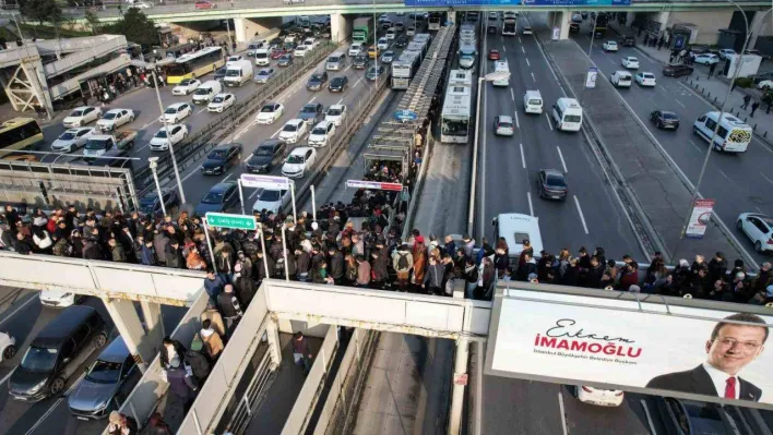 İstanbul'da metrobüs kuyruğuyla denk gelen seçim afişi