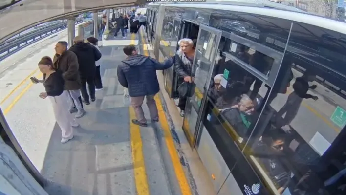 İstanbul'da metrobüste deprem anı: Araç beşik gibi sallandı