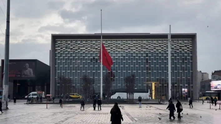 İstanbul'da milli yas nedeniyle bayraklar yarıya indirildi