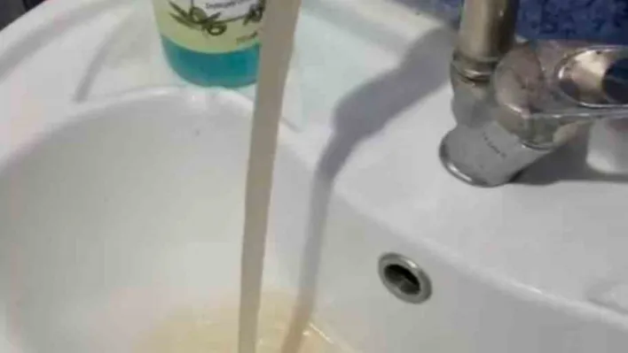 İstanbul'da musluklardan kirli su akmasına vatandaşlardan tepki