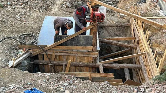 İstanbul'da nefes kesen kurtarma operasyonu kamerada: Kazanla zemine çakılan işçiyi itfaiye kurtardı